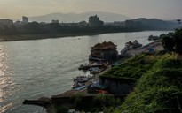 Trung Quốc cấm tàu thuyền trên 60 km sông Mê Kông