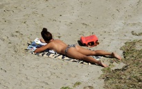 Bộ trưởng Nội vụ Pháp bảo vệ quyền phụ nữ tắm nắng ngực trần