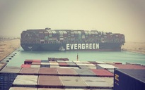 Con tàu khổng lồ mắc kẹt, kênh đào Suez tắc nghẽn nghiêm trọng