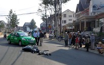 Taxi tông xe máy gãy đôi, 1 người bị thương