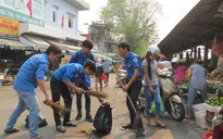 Đoàn viên thanh niên ra quân vệ sinh môi trường