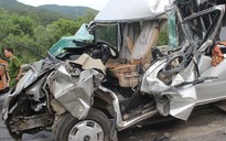Ô tô và xe tải tông nhau, 1 người chết, 8 người bị thương