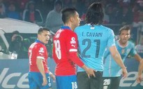 Hậu vệ Chile chọc tay vào mông Cavani: Cấm thi đấu Copa America 2015