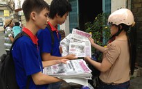Sinh viên tình nguyện bán báo gây quỹ giúp trẻ em nghèo
