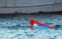 Tàu cá bị đâm chìm trên biển, 10 thuyền viên được cứu kịp thời