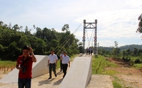 Cầu treo 3,5 tỷ phục vụ 2 hộ dân: Cầu đã xong nhưng không có đường kết nối