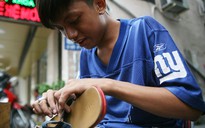 Những thú vị về Beo, cậu bé sửa giày dép miễn phí cho người nghèo Sài Gòn