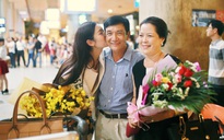 Á hậu 3 Miss International Thúy Vân ôm hôn cha mẹ khi vừa xuống máy bay