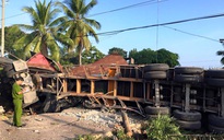 Xe container tông sập nhà dân, 2 người chết