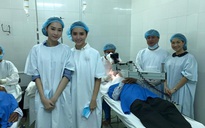 Đặng Thu Thảo và Dương Trương Thiên Lý tài trợ bệnh nhân đục thủy tinh thể