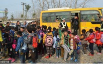 Xe buýt 19 chỗ ngồi chở 62 học sinh