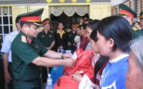 Bộ Quốc phòng tặng quà cho người dân vùng hạn