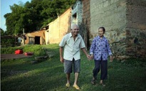 Cặp vợ chồng hơn 100 tuổi yêu mãi không chán