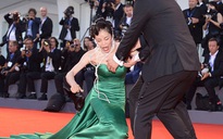 Nữ giám khảo Liên hoan phim Venice té ngã trên thảm đỏ
