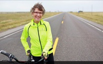 Bà cụ 77 tuổi đạp xe hơn 1.000 cây số đi họp lớp