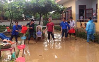 Thanh niên Quảng Bình hỗ trợ dân vệ sinh vùng lũ