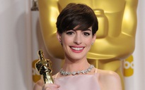 Anne Hathaway thú nhận đã giả vờ hạnh phúc khi thắng Oscar 2013