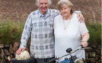Vợ chồng tái hợp chiếc xe máy đưa họ trốn chạy cách đây 60 năm