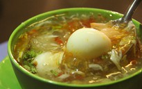 Ngày mưa, rủ nhau đi ăn súp cua 23 năm tuổi ở Sài Gòn