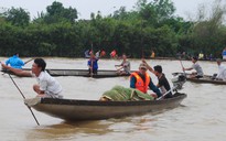 'Vật lộn' giữa lũ dữ tìm nữ sinh bị mất tích trên đường đến trường