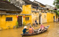 Hội An giữa mùa ngập lụt: Ghe thuyền lên phố đón khách