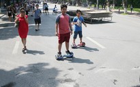 Hà Nội: Hiểm họa xe trượt điện trên phố đi bộ