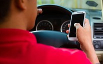 Luật mới phạt nặng tài xế dùng điện thoại khi lái xe