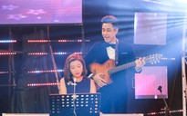 MC Nguyên Khang đệm đàn cho Á hậu Thúy Vân cover 'Lạc trôi'