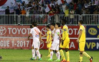 Thắng ngược đầy tranh cãi trước HAGL, FLC Thanh Hóa chiếm ngôi đầu V-League 2017