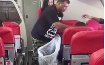 CEO hàng không AirAsia được ca ngợi khi dọn rác trên máy bay