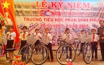 Trao xe đạp cho học sinh nghèo