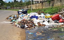 Dân bức xúc chặn xe môi trường, hàng trăm tấn rác bốc mùi không ai dọn