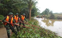 Về làng giúp dân sau lũ