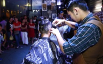 Nam diễn viên 'Bụi đời Chợ Lớn' cắt tóc dạo cho khách vui hội Giáng sinh