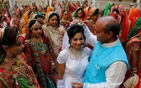 Tỉ phú Ấn Độ làm đám cưới cho 251 cặp đôi
