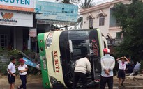Xe buýt lật nhào, 3 người bị thương