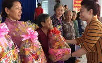 Chi đoàn Báo Thanh Niên tặng quà tết cho người nghèo