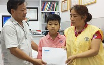 Trao tiền giúp bé trai 10 tuổi mổ tim