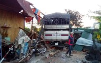 Xe tải tông sập nhà dân, 4 người thoát chết