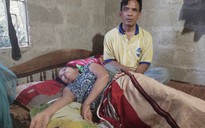 Chồng mù nuôi vợ bệnh liệt giường