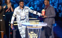 Chadwick Boseman trao lại giải thưởng 'Best hero' cho anh hùng đời thực
