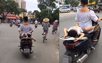Nóng trên mạng xã hội: Hoảng hồn cảnh bé trai 'làm xiếc' sau xe máy
