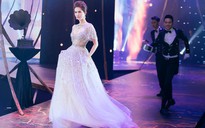 Ngọc Trinh diện váy hở ngực, trở lại sàn catwalk giữa tin đồn hết thời