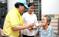 Tổng lãnh sự quán và các doanh nghiệp Thái Lan thăm, tặng quà người già neo đơn