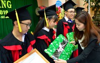 Trao quà, học bổng cho học sinh nhân ngày khai trường