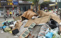 Dân chặn xe vào bãi, Hà Nội rác ngập đường