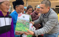 Tặng quà tết cho người nghèo vùng biên giới Việt Nam - Lào