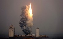 Trung Quốc lần đầu phóng tên lửa đẩy từ tàu biển