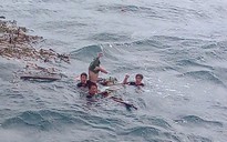 Mừng rơi nước mắt với 4 ngư dân bị chìm tàu được cứu sống