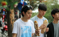 Du khách Hàn Quốc tấm tắc khen bánh mì Hà Nội quá ngon
